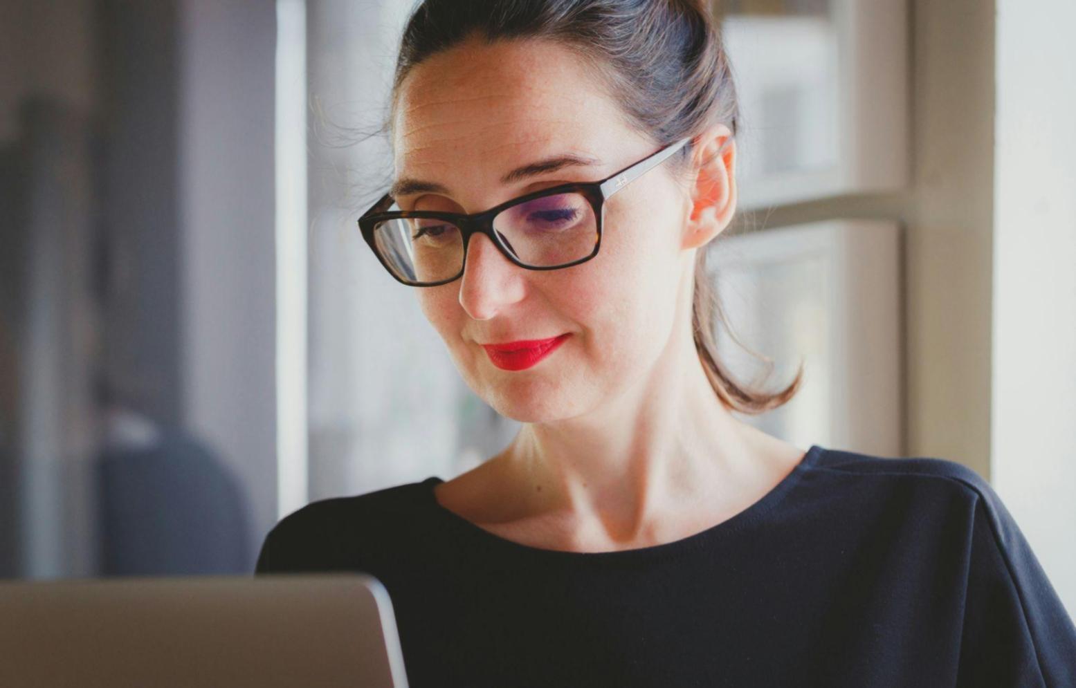 Estudiantes trabajando en ejercicios prácticos de presupuesto