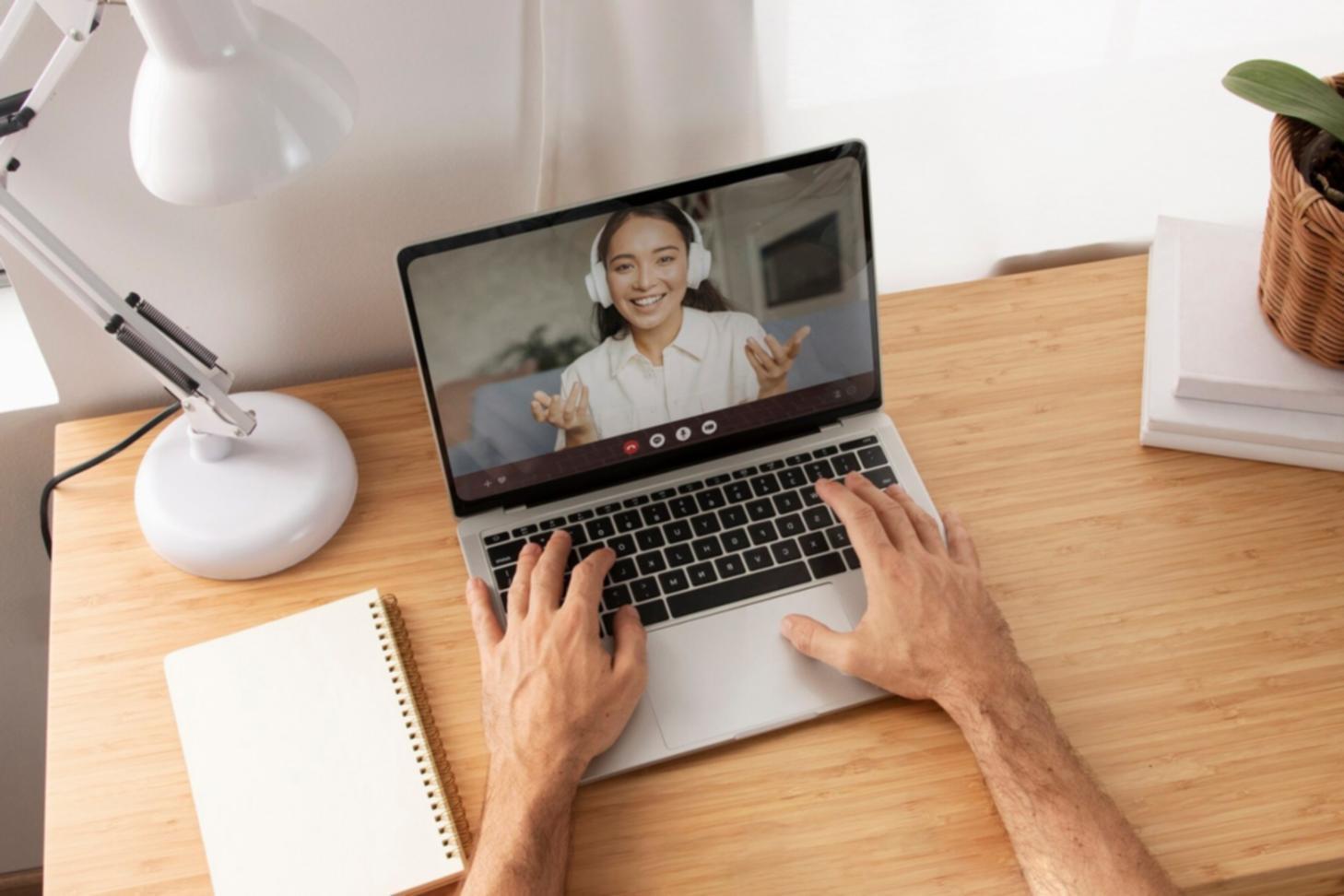 Estudiante trabajando en su presupuesto personal con calculadora y documentos financieros