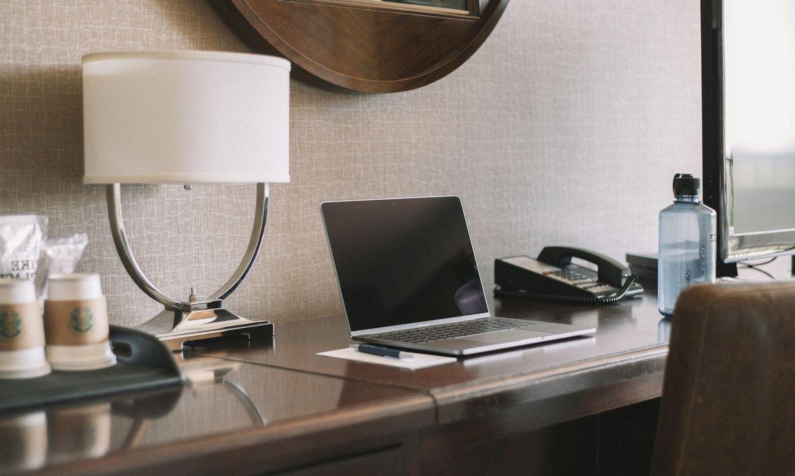 Familia revisando sus finanzas personales con el método presupuesto base cero